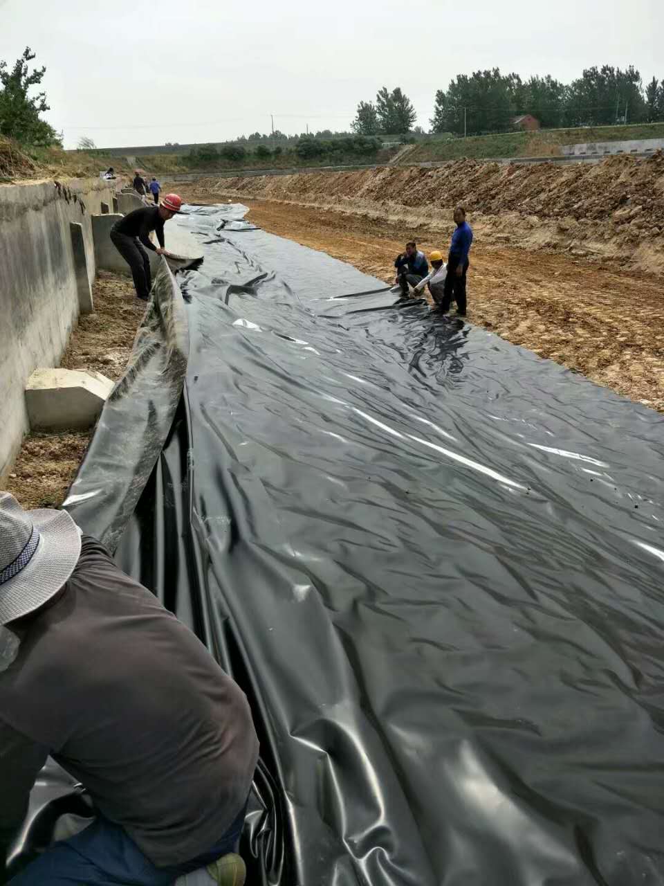 垃圾填埋場側坡上的HDPE91香蕉视频APP免费下载膜的定位、固定